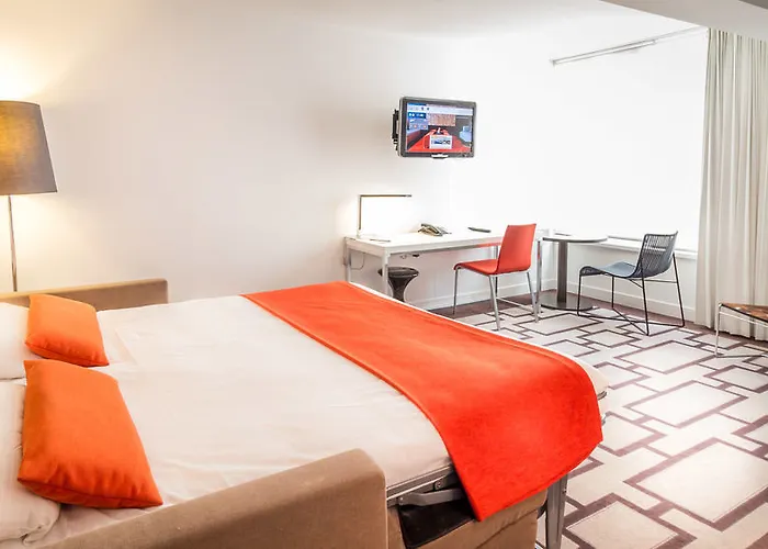 מלון דירות Adagio Centre 3*